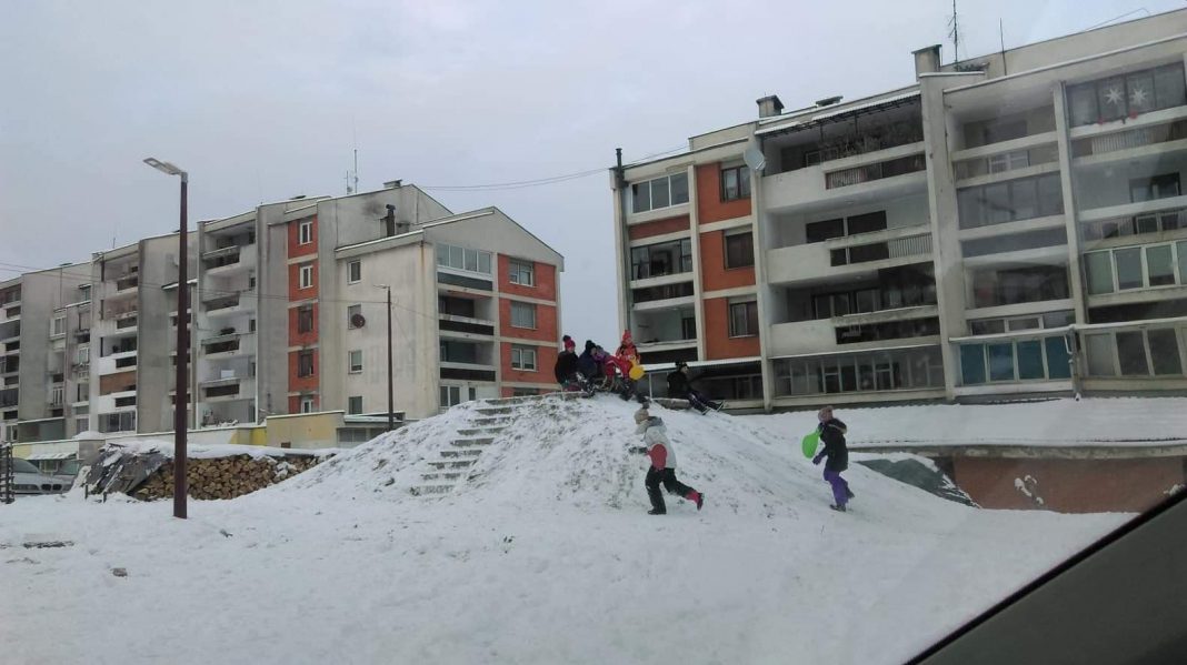 Snježni pokrivač osvanuo jutros u Novom Travniku
