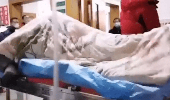 (VIDEO) Zastrašujući prizor: Ovako izgleda osoba zaražena koronavirusom!