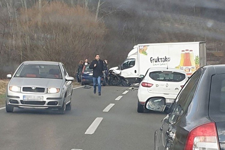 U sudaru kamiona i automobila teško ozlijeđeno dijete