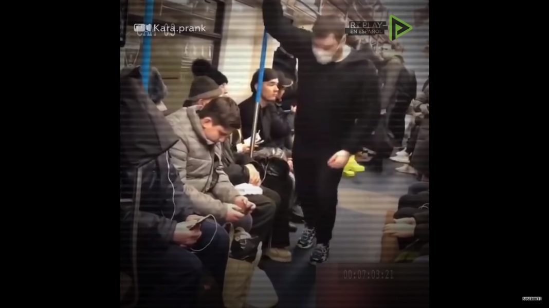 VIDEO – Simulirao napad koronavirusa, prijeti mu zatvorska kazna