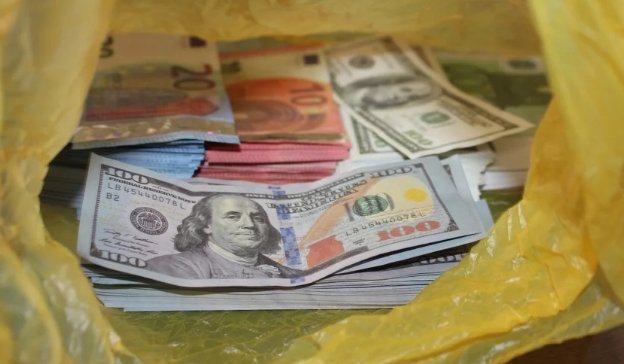 Uhapšen muškarac, pronađeno krivotvorenih 20.000 dolara i 16.000 eura