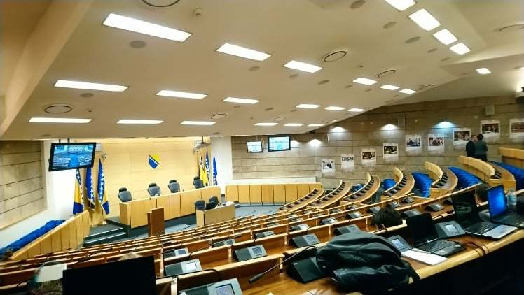 Zastupnicima u Parlamentu FBiH smanjeni mjesečni paušali i naknade