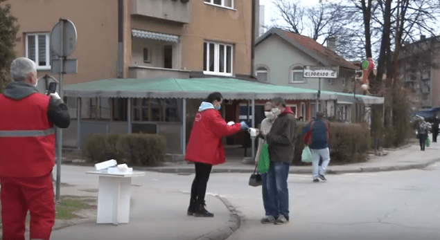 Volonteri CK Novi Travnik građanima dijelili maskice