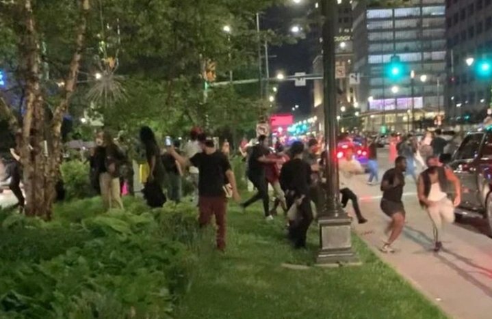 Muškarac pucao prema demonstrantima i ubio tinejdžera