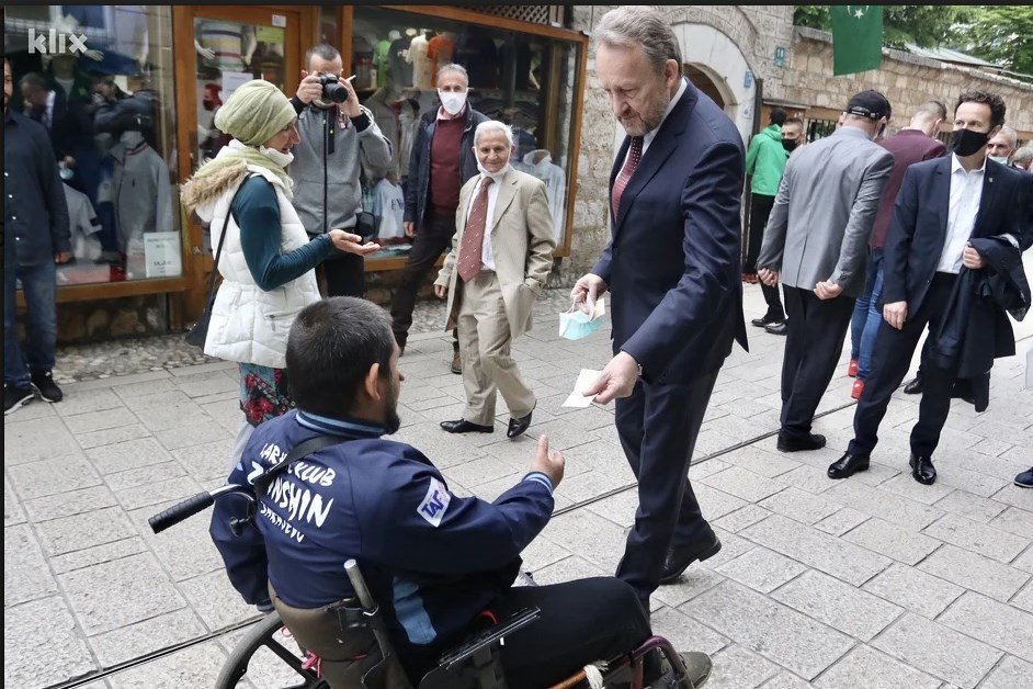 Bakir Izetbegović dijelio bajramluk ispred Begove džamije