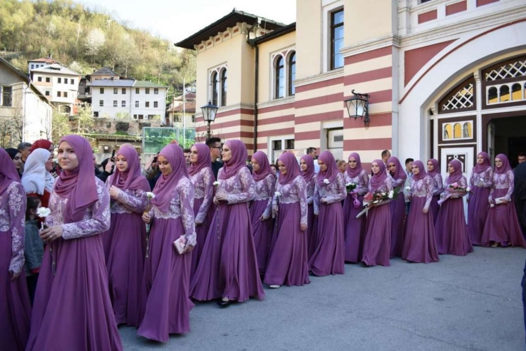 Svečana akademija i maturski defile 255. generacije maturanata Elči Ibrahim-pašine medrese u Travniku