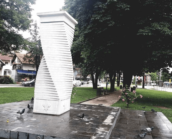 Članovi Asocijacije mladih OO SDA Novi Travnik očistili šehidski spomenik