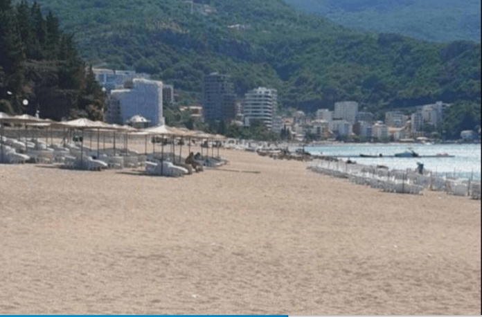 Konobar u smjeni zaradio svega 1 euro: Puste plaže u Crnoj Gori (FOTO)