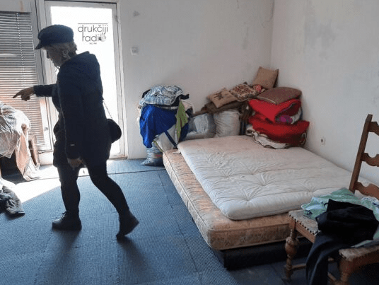 Novi Travnik: Migranti provalili kuću u gradu, vršili nuždu, razbijali stakla, opuške bacali…