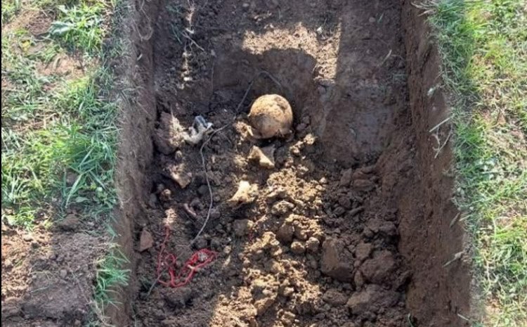 Kopali mezar umrloj ženi, pa naišli na kostur vezan kablovima oko vrata i nogu