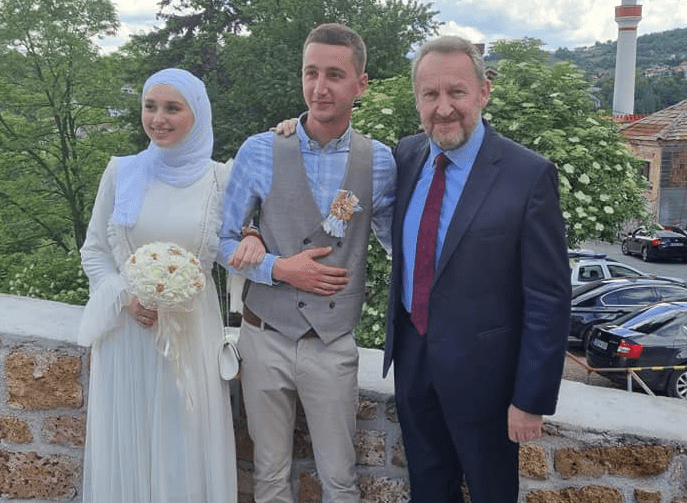 Mladenci iz Travnika izrazili želju da se fotografišu sa Bakirom Izetbegovićem