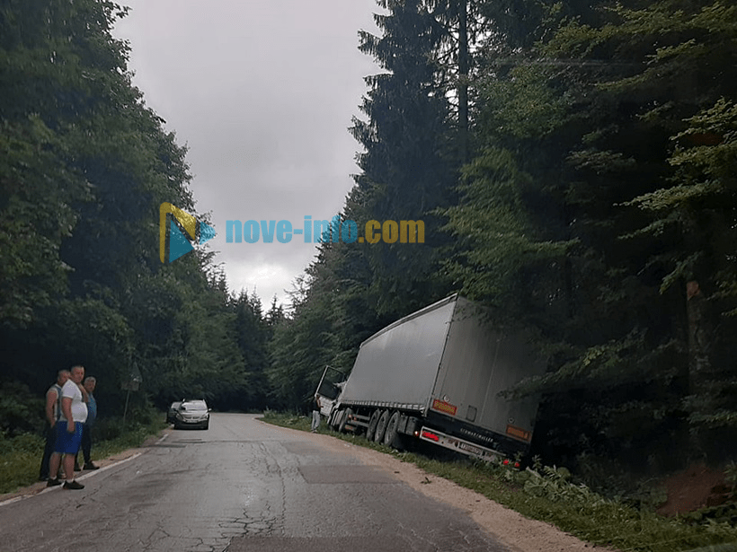 (FOTO)Pavlovica – Kamion sletio s puta