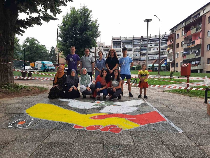(FOTO) Mladi Novog Travnika iscrtali Mural mira