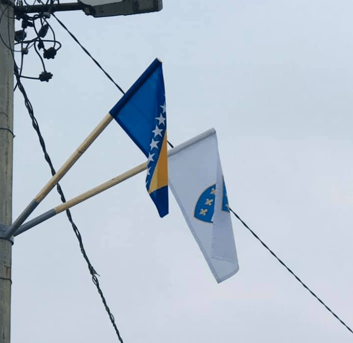 U Pečuju kod Novog Travnika na više mjesta postavljene zastave Bosne i Hercegovine