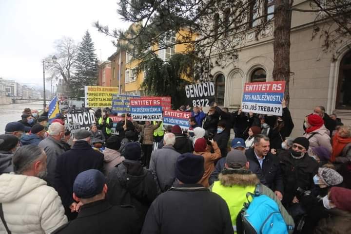 U Sarajevu održani protesti ispred Ambasade Srbije