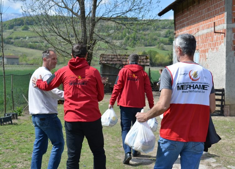 “Merhamet” povodom Uskrsa podijelio pakete katoličkim porodicama