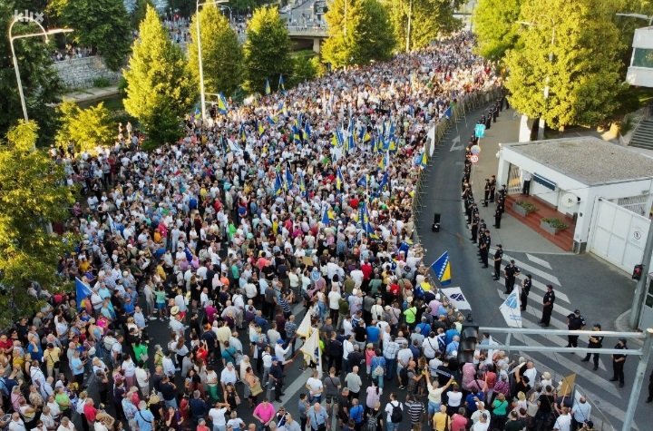 Više stotina građana okupilo se na protestima ispred zgrade OHR-a u Sarajevu