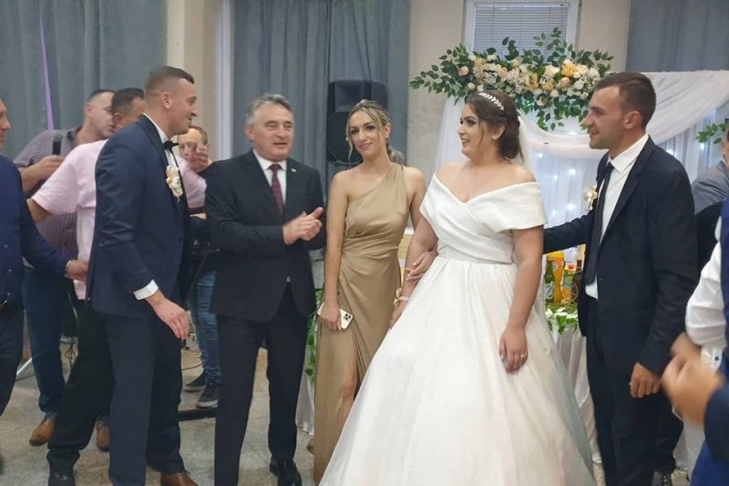 Komšić iznenadio mladence u Goraždu, dočekan pjesmom “Dobro došao predsjedniče”