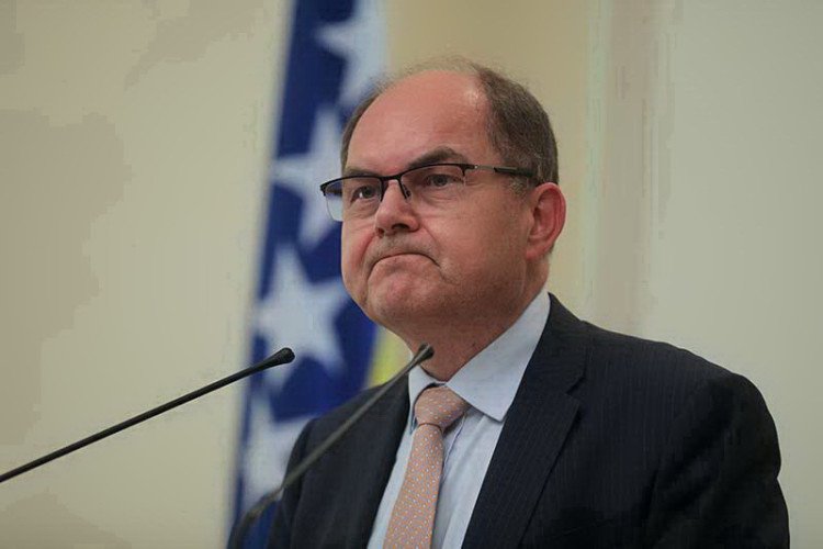 Schmidt večeras razgovara sa stranačkim čelnicima o izmjenama koje je nametnuo