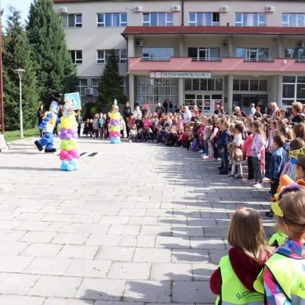 Na trgu kod Općine održan program „Sretno đaci prvaci!“