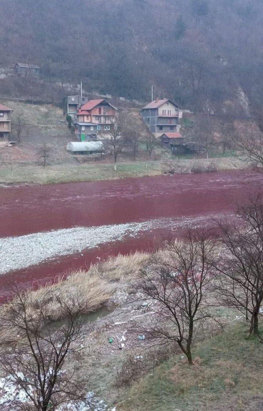 Užasni prizori u Zenici: “Krvari” rijeka Bosna