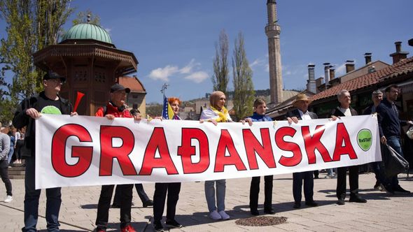 Počelo okupljanje građana uoči sjednice Predstavničkog doma o Vladi FBiH
