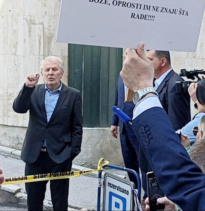 Novalić i Lendo izašli pred okupljene građane ispred Parlamenta FBiH