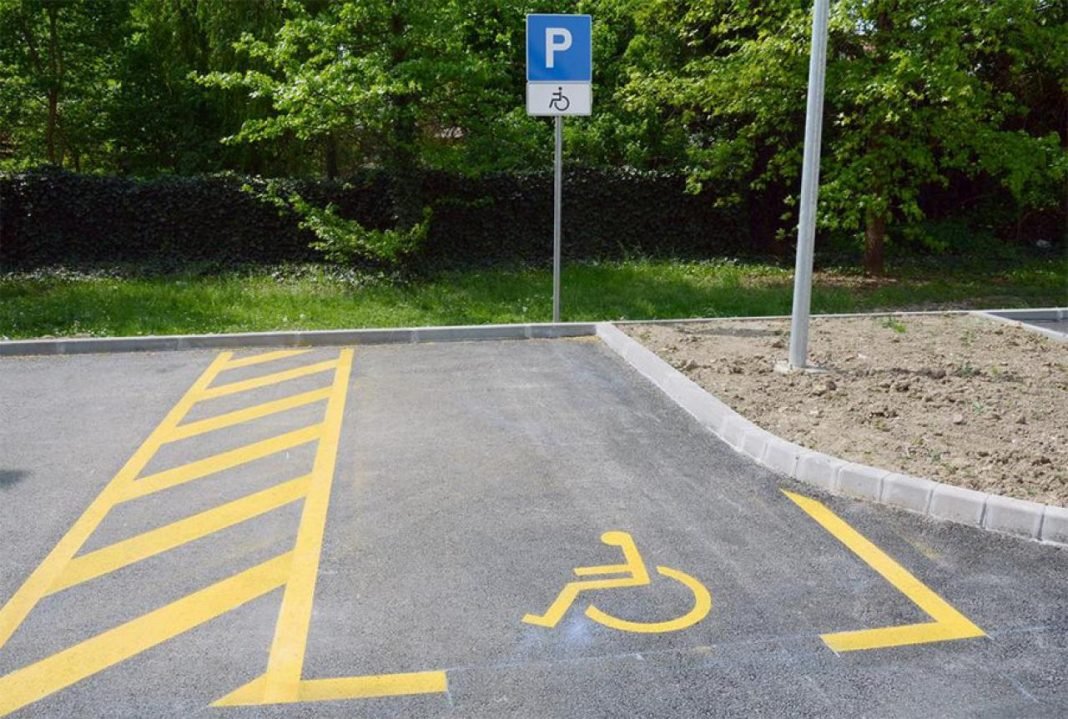 Kazna za parkiranje na mjesta za osobe sa invaliditetom od danas je 200 KM