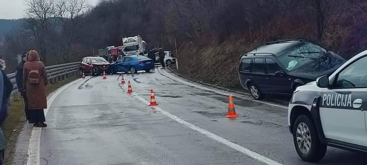Direktan sudar u Golešu: Ima povrijeđenih, saobraćaj potpuno obustavljen (FOTO)