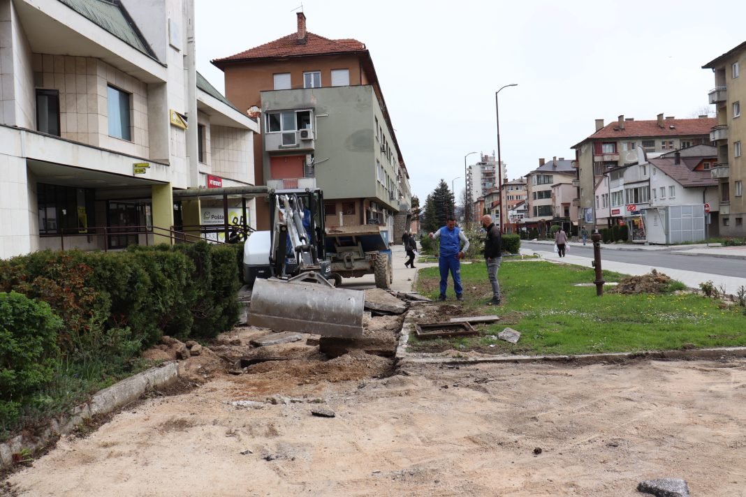 Novi Travnik: Počeli radovi na uređenju pješačke zone ispred “Komunalke”