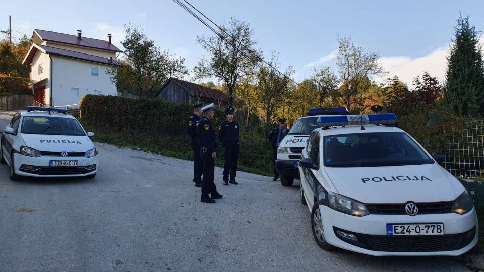 Pretresi MUP-a SBK na više lokacija, pronađena automatska puška i municija