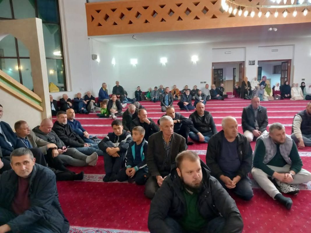 U Čaršijskoj džamiji upriličen program i dova za 16 budućih hadžija iz Novog Travnika