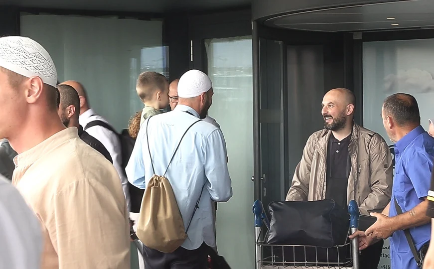 Prva grupa hadžija iz BiH sretno stigla kući: “Povratak u domovinu je najljepši osjećaj”