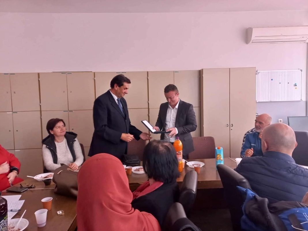 Kolektiv JU MSŠ Novi Travnik u penziju ispratio dugogodišnjeg pedagoga Esada Tabakovića