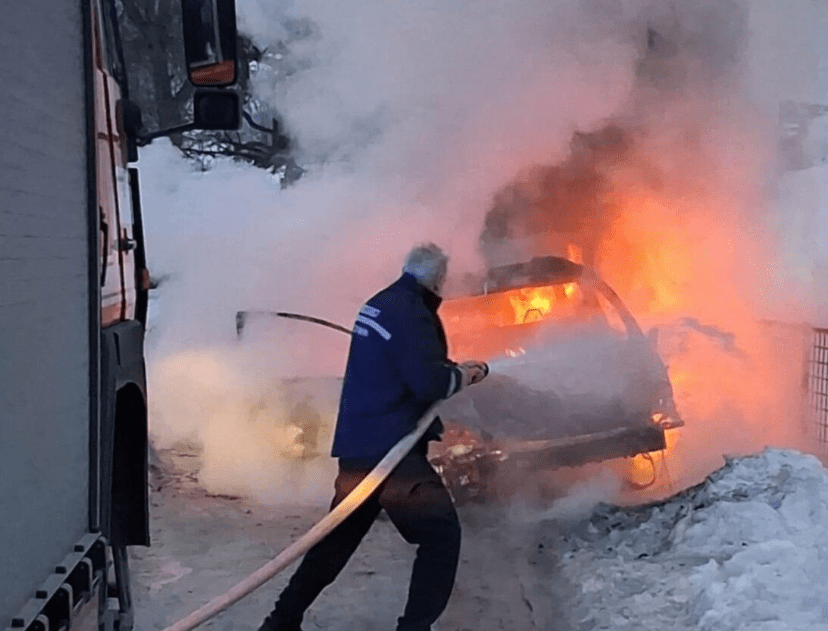 U novotravničkom naselju izbio požar, izgorio automobil