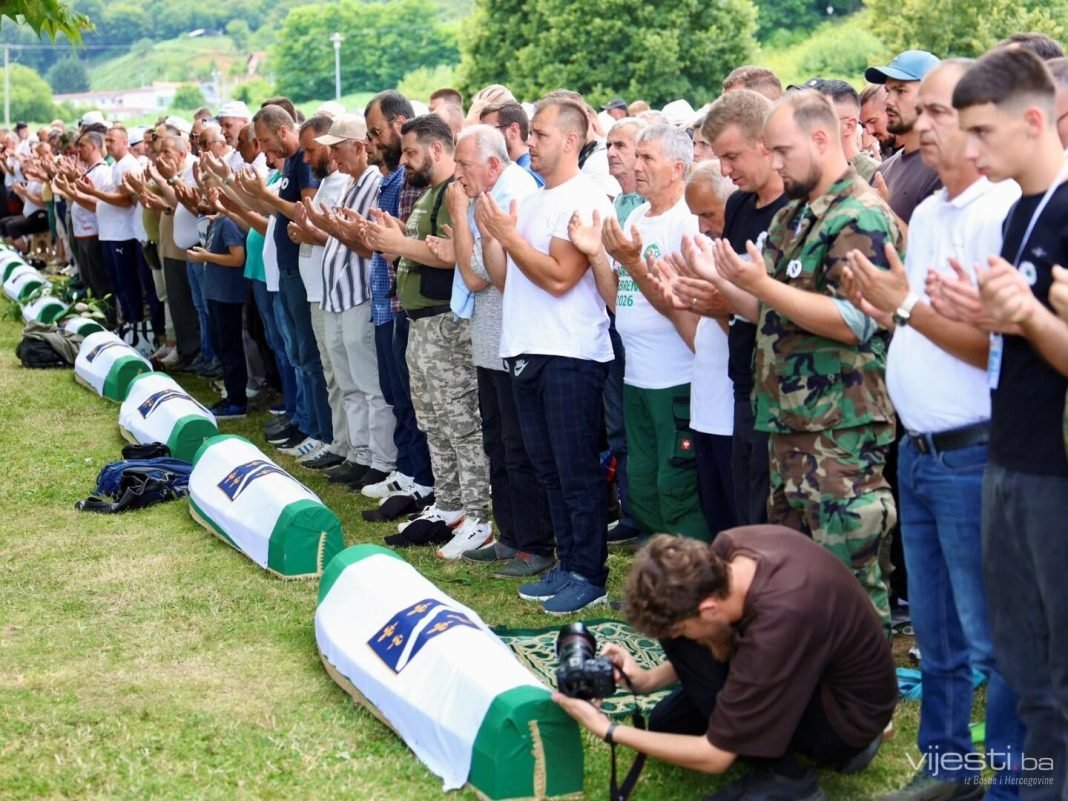 Klanjana kolektivna dženaza namaz za 10 žrtava genocida u Srebrenici
